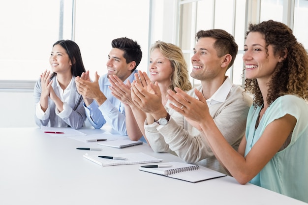 Foto toevallig commercieel team dat bij presentatie slaat