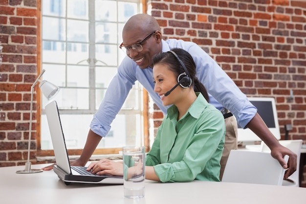 Toevallig commercieel team dat samen met laptop werkt