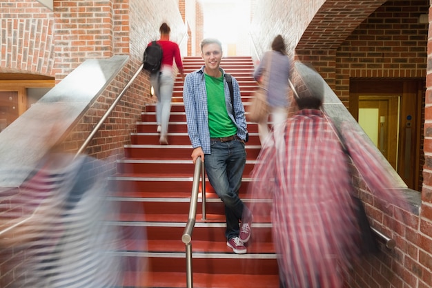 Toevallige knappe student die zich op treden in universiteit bevindt