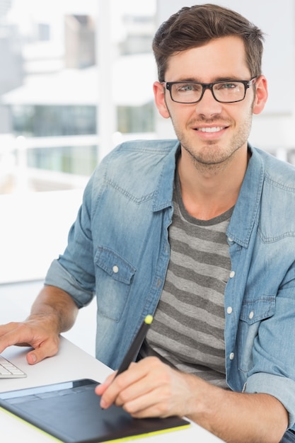 Toevallige mannelijke fotoredacteur die grafiektablet gebruiken