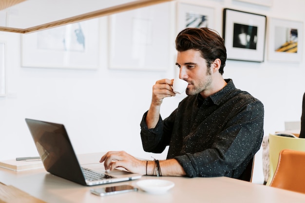 Toevallige mens die in een koffie werkt