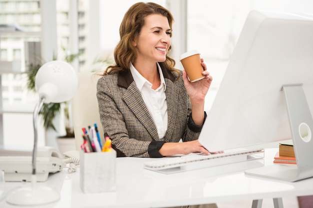 Toevallige onderneemster die en koffie werkt heeft