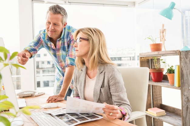 Toevallige ontwerper die zijn collega informeert