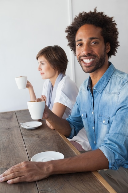 Toevallige vrienden die koffie hebben samen