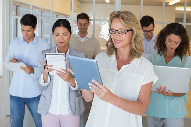 Toevallige werkgever die zich voor haar team bevindt allen die nota&#39;s nemen