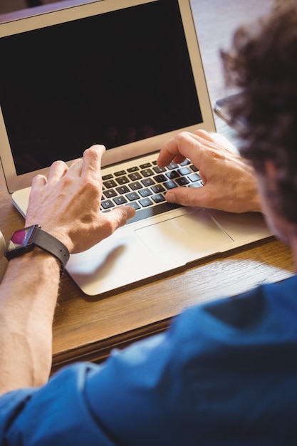 Toevallige zakenman die laptop met behulp van