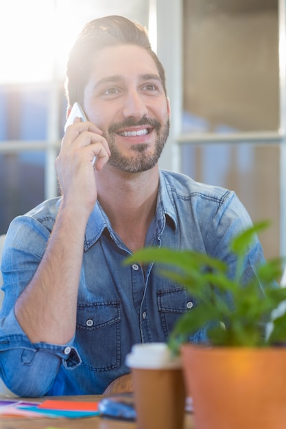 Toevallige zakenman die op de telefoon spreekt