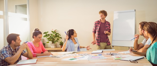 Toevallige zakenman die presentatie geeft aan zijn collega&#39;s