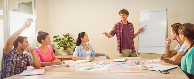 Toevallige zakenman die presentatie geeft aan zijn collega&#39;s