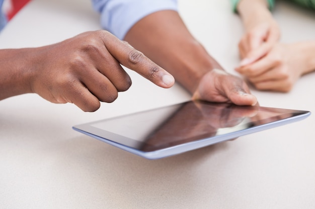 Toevallige zakenman die tabletpc met behulp van