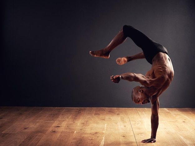 Toewijding passie inzet Mannelijke danseres die een acrobatenbeweging uitvoert