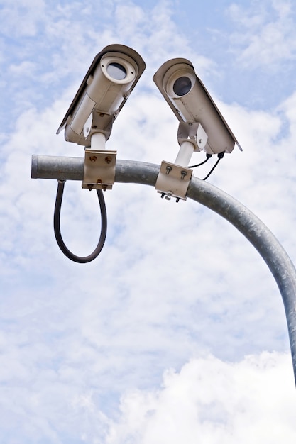 Toezicht Beveiligingscamera of CCTV op blauwe hemel