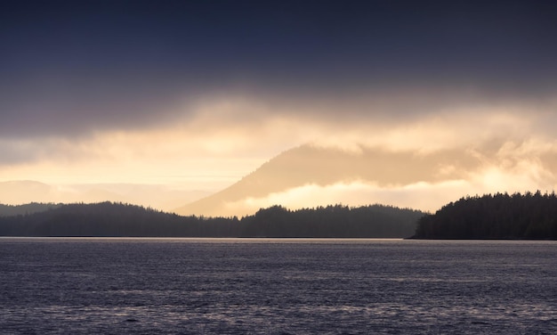 Tofino vancouver eiland brits columbia canada uitzicht op het Canadese berglandschap