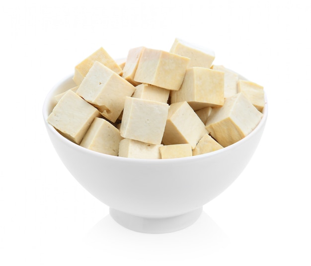 Tofu in una ciotola isolata su superficie bianca