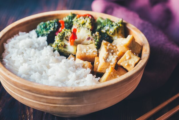 Photo tofu and broccoli stir-fry with white rice