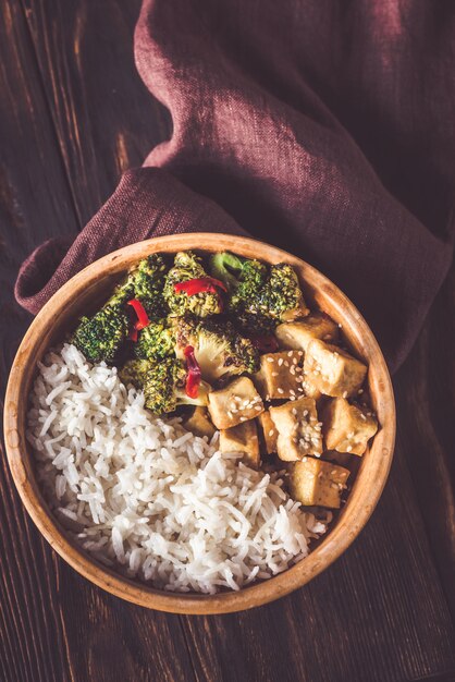 Tofu e broccoli saltati in padella con riso bianco