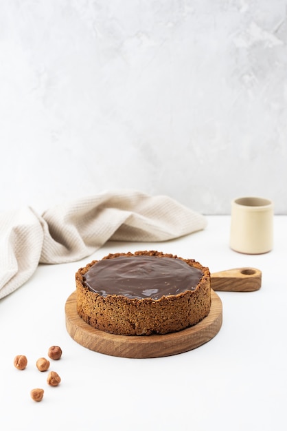 Tofu cake met gezouten karamel op een houten bord.