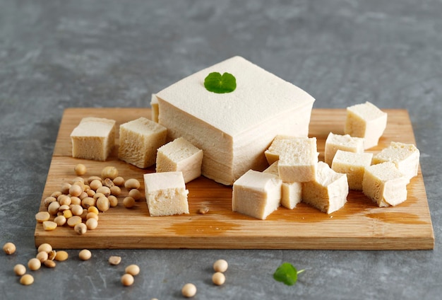 Tofu en sojabonen op houten snijplank