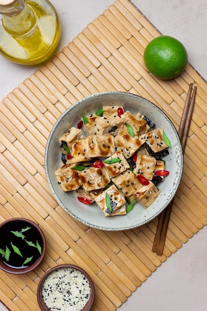 Tofu in teriyakisaus met groene uien, chilipepers en sesam Aziatisch eten Vegetarisch eten Gezond eten