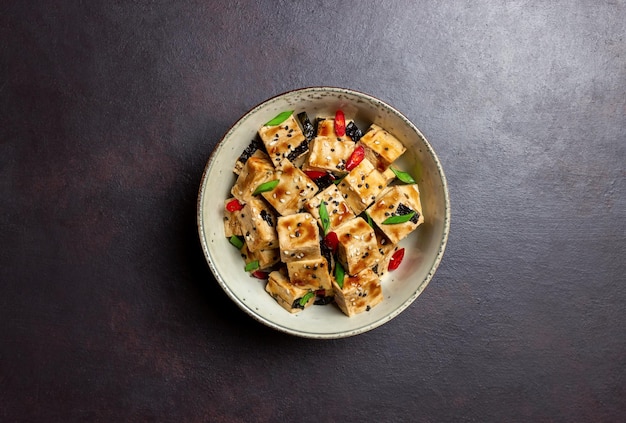 Tofu in teriyakisaus met groene uien, chilipepers en sesam Aziatisch eten Vegetarisch eten Gezond eten