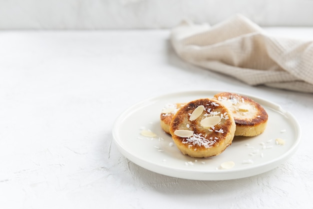 Tofu-kaaspannenkoekjes op een bord