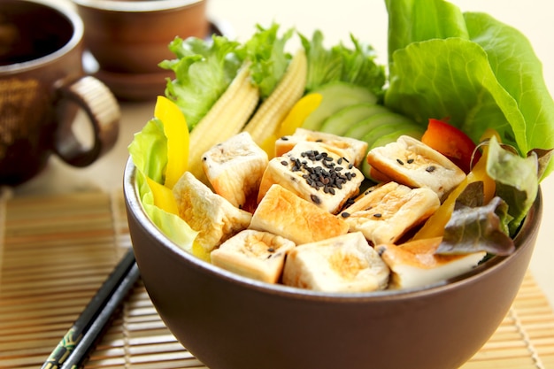 写真 新鮮な野菜の豆腐とボウルのサラダ