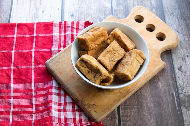 Foto tofu su fondo di legno