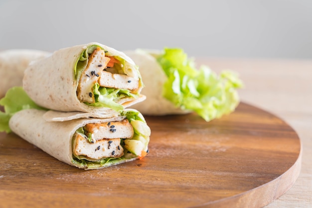 Photo tofu wrap salad roll