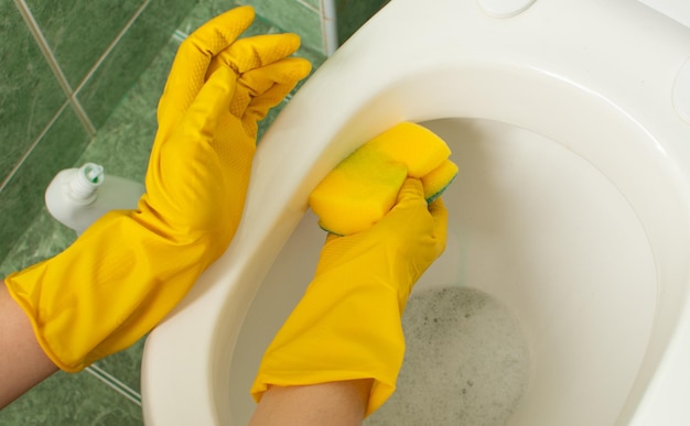 Toilet cleaning with detergents