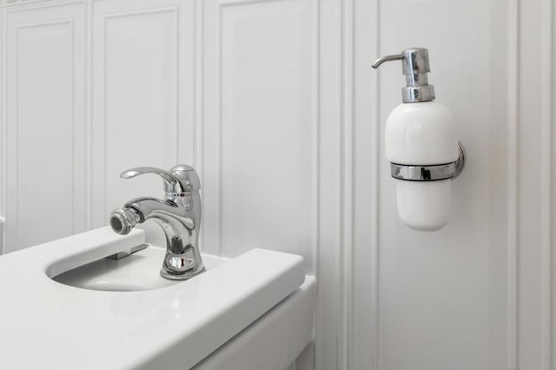 Toilet en detail van een douchehoekbidet met zeep- en shampoodispensers op douchebevestiging voor wandmontage