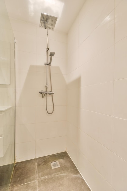 Toilet en douche in de badkamer