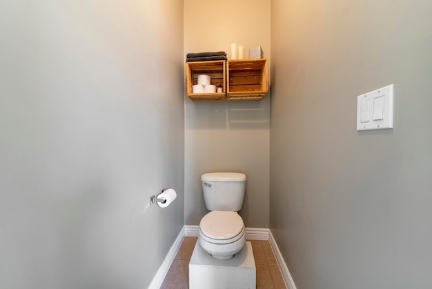 Toilet in een grijze badkamer