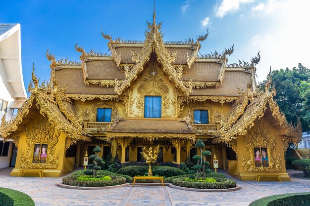 사진 wat rong khun의 화장실 추상적인 황금 사원과 chiang rai 태국의 물고기 연못 관광객들에게 인기 있고 유명한 휴가