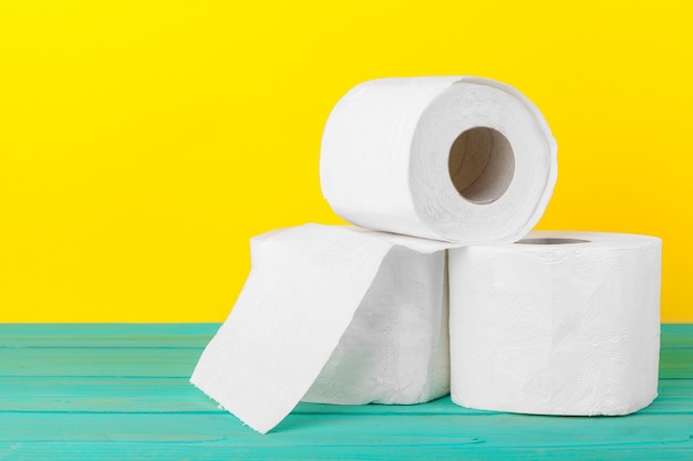 Фото Стопки туалетной бумаги на ярко-желтом