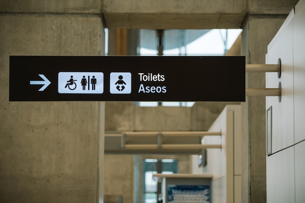 写真 空港でのトイレの標識の方向