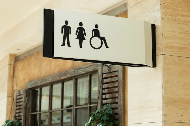 Foto segno della toilette: maschio, femmina e portatori di handicap in un centro commerciale. avvicinamento.
