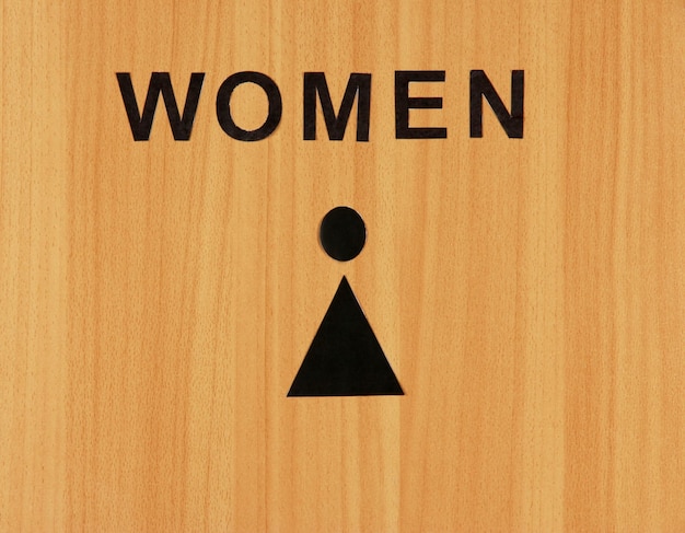 Знак туалета на деревянном фоне