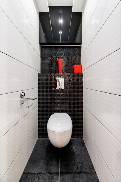 Toilet toiletruimte in de stijl van minimalisme Witte muren en zwarte vloer Graphics en contrast