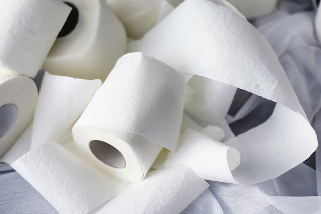 Toiletpapier op rol. Sneeuwwit zacht drielaags toiletpapier. Gebrek aan hygiëneproducten. Primaire bescherming en desinfectie.