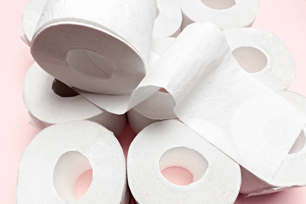 Toiletpapier op roze