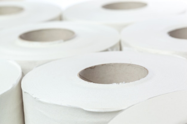 Toiletpapier op wit