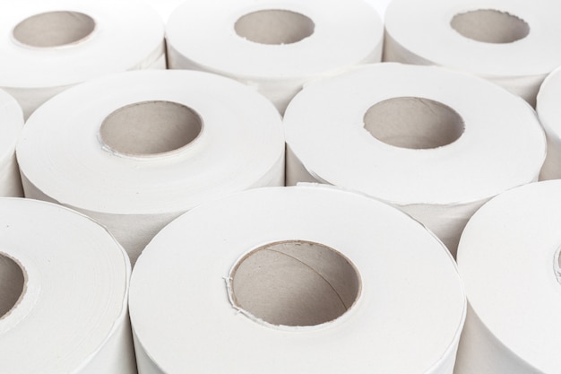 Toiletpapier op witte achtergrond