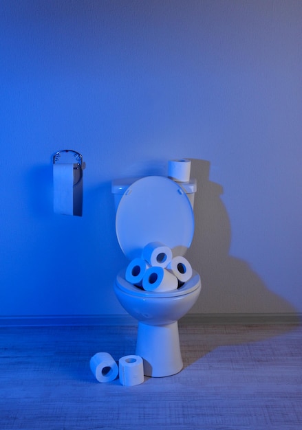 Foto toiletpot en toiletpapier in een badkamer met blauw licht