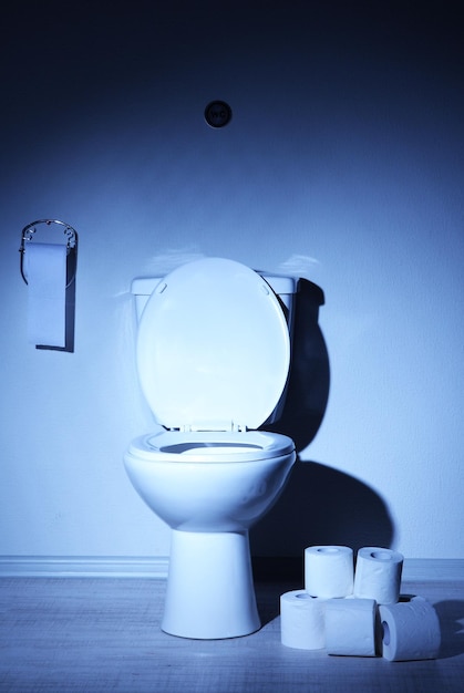 Foto toiletpot en toiletpapier in een badkamer met blauw licht