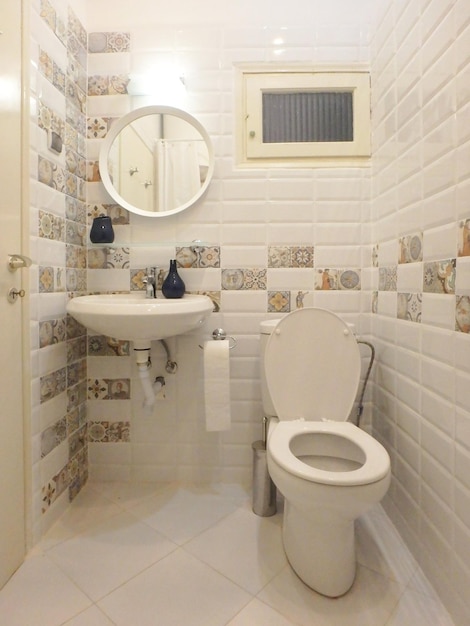 Toiletpot in de badkamer