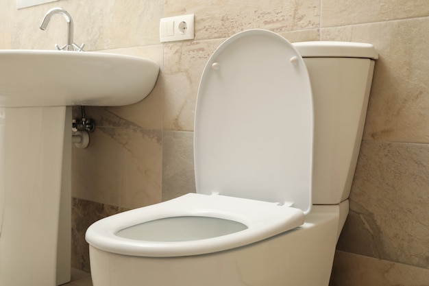 Toiletpot in moderne badkamer in lichtbeige kleur