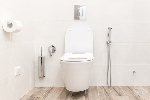 Toiletpot in moderne witte hitechbadkamer