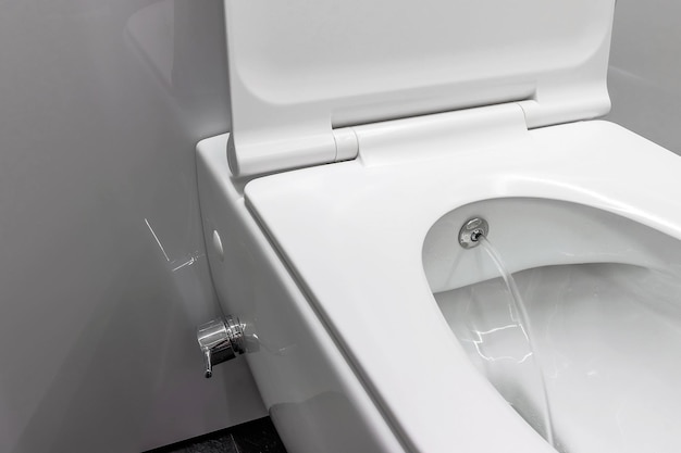 Toiletpot met bedieningsbidet Water sproeit uit de toiletpot