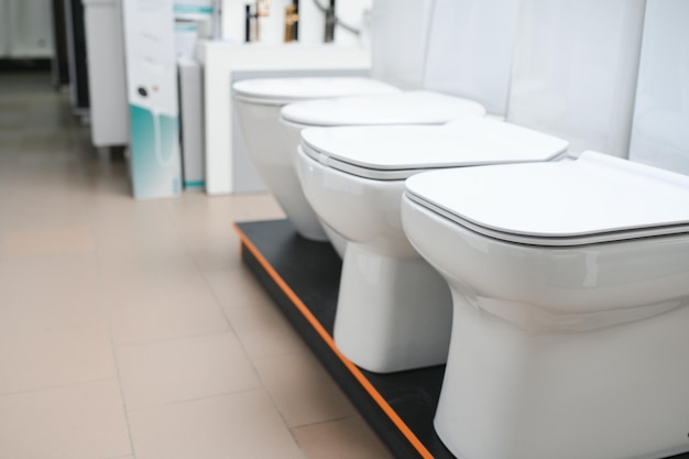 Toiletpotten in een woonwinkel