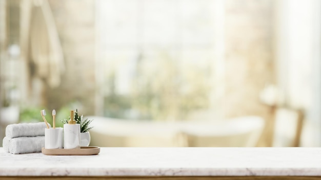 Foto toiletten op een luxe witte marmeren tafel met een wazige achtergrond van een luxe badkamer